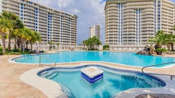 Innenpool, 2 Außenpools, Liegestühle