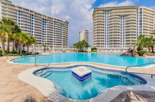 Una piscina cubierta, 2 piscinas al aire libre, tumbonas