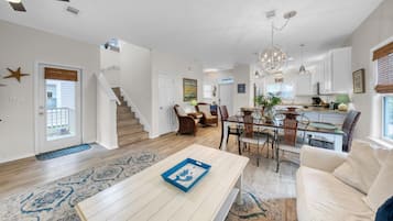 House, Multiple Beds (Stars Hollow Cottage) | Living area