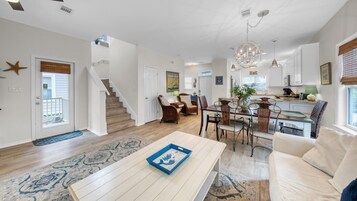 House, Multiple Beds (Stars Hollow Cottage) | Living area