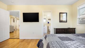 4 bedrooms, desk, iron/ironing board, travel crib