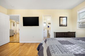 4 bedrooms, desk, iron/ironing board, travel crib