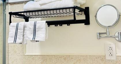 Spacious 4BR Escape –5 Mins to Subway, 10 Mins to JFK/LGA, 30 Mins to Manhattan!