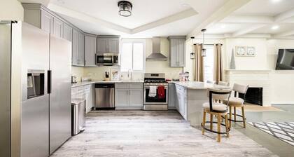 Modern NYC 4BR - 5 Min to Subway, 10 to JFK/LGA, 30 to Manhattan!