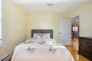 4 bedrooms, desk, iron/ironing board, travel cot - Spacious 4BR Apartment – 5 Min to Subway,15 Min to JFK/LGA, 30 Min to Manhattan! (Queens)