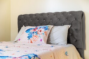 4 bedrooms, desk, iron/ironing board, travel crib - Spacious 4BR Escape –5 Mins to Subway, 10 Mins to JFK/LGA, 30 Mins to Manhattan! (Queens)