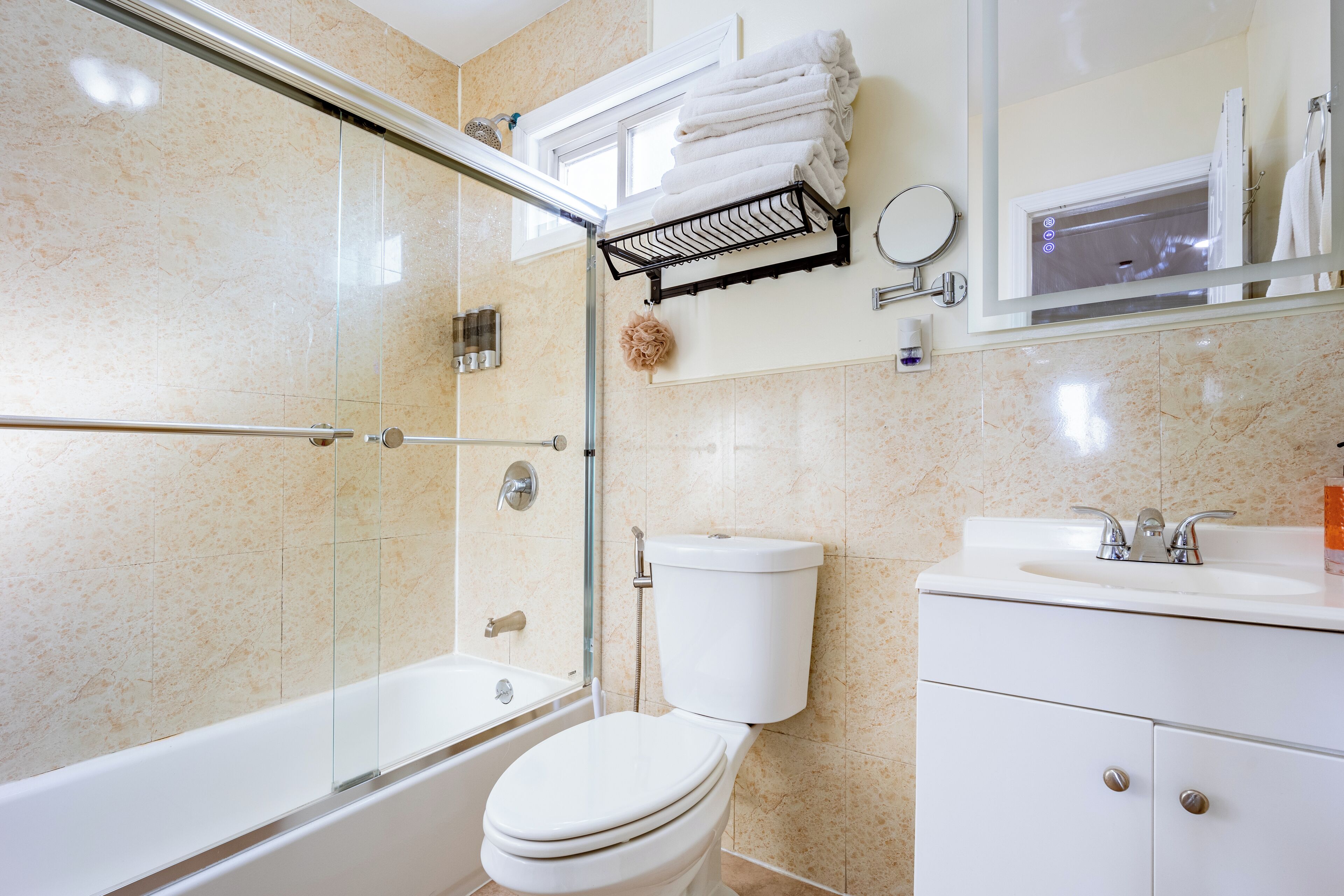 Sèche-cheveux, bidet, serviettes fournies, papier toilette