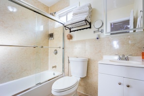 Secadora de cabello, bidet, toallas, papel de baño