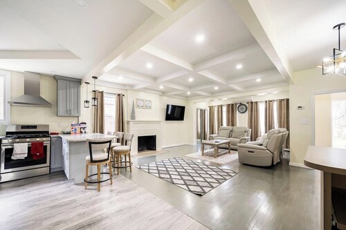 Modern NYC 4BR - 5 Min to Subway, 10 to JFK/LGA, 30 to Manhattan!