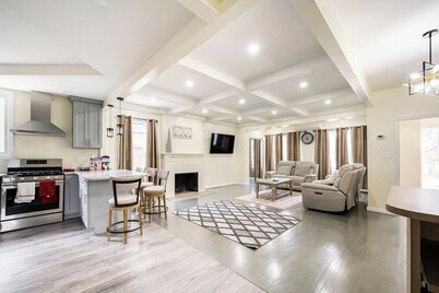 Modern NYC 4BR - 5 Min to Subway, 10 to JFK/LGA, 30 to Manhattan!