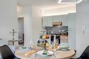 Frigorífico, microondas, placa de cocina y cafetera o tetera