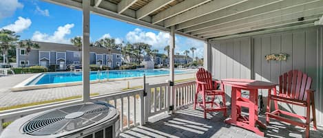 Appartement, meerdere bedden, uitzicht op zwembad (Southbay by the Gulf 11) | Buiten dineren