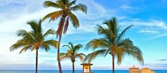 Brand New Lux Private Retreat with Hot Tub - by HardRock,LasOlas,beach, airport