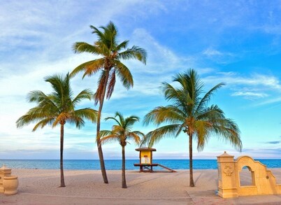 Brand New Lux Private Retreat with Hot Tub - by HardRock,LasOlas,beach, airport