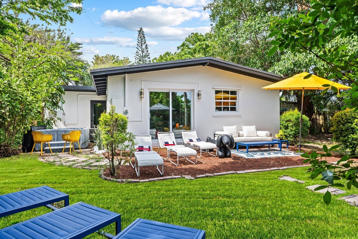 Brand New Lux Private Retreat with Hot Tub - by HardRock,LasOlas,beach, airport