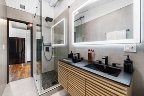 Secadora de cabello, toallas, jabón, papel de baño 