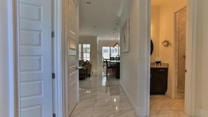 A hallway with a dining area, kitchen, and a bathroom with a shower. - Playa Blanca (Miramar Beach)