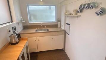 Køleskab, mikrobølgeovn, kogeplade, elkedel