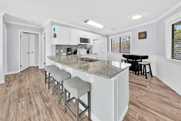 Apartment, Mehrere Betten (Crystal Village II, unit 19B) | Eigene Küche | Ofen, Toaster