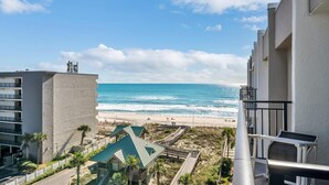 Un hôtel situé en bord de mer, offrant une vue sur l’océan, la plage et une promenade en bord de mer.