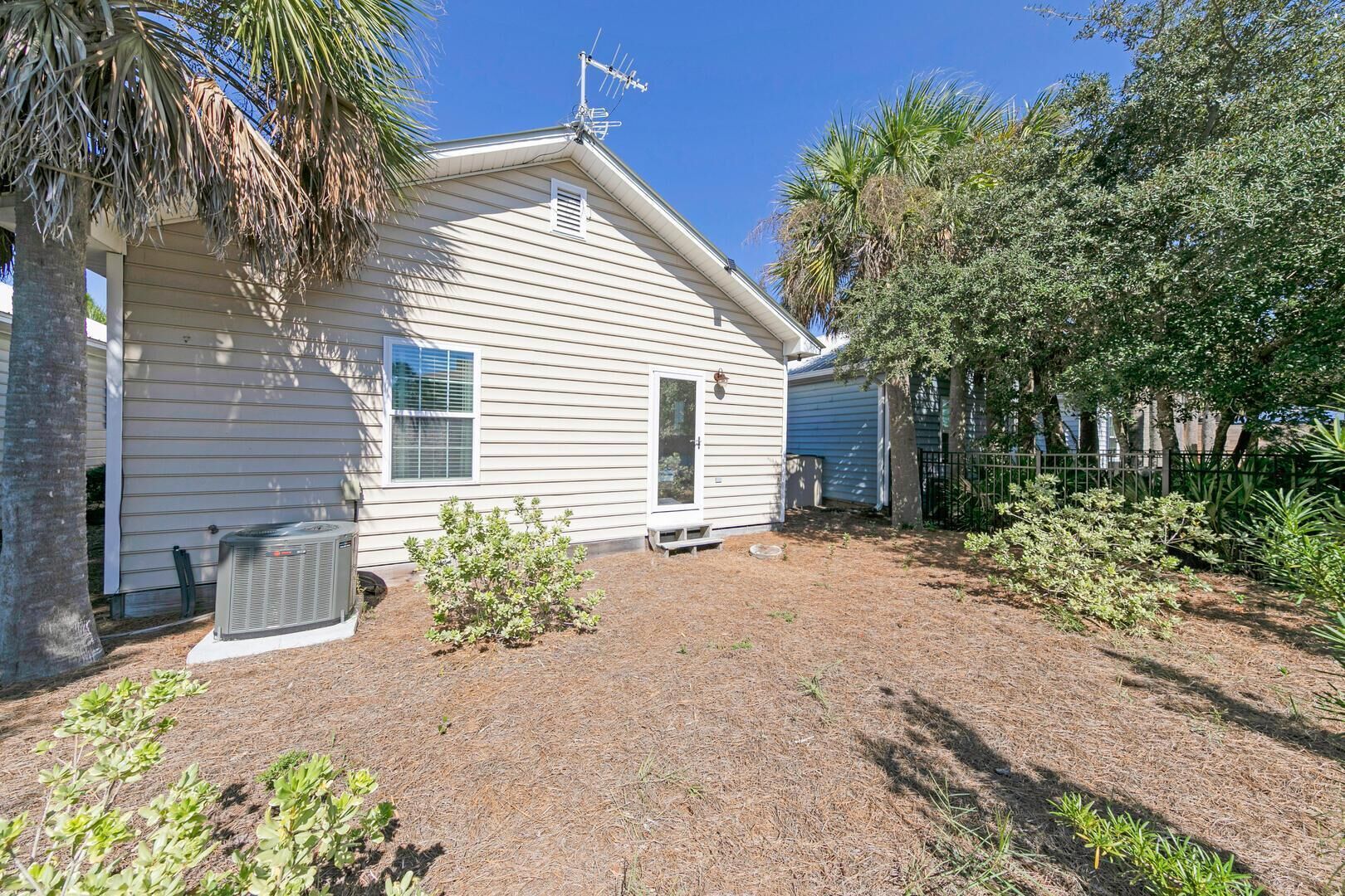 House, 1 King Bed with Sofa bed (A Sunshine Daydream) | Exterior