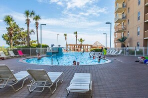 Leilighet, 1 kingsize-seng med sovesofa, strandutsikt (Pelican Beach 307) | Basseng | Innendørsbasseng, utendørsbasseng og solsenger