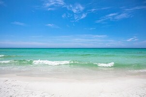 Una playa con agua turquesa cristalina y una orilla arenosa.