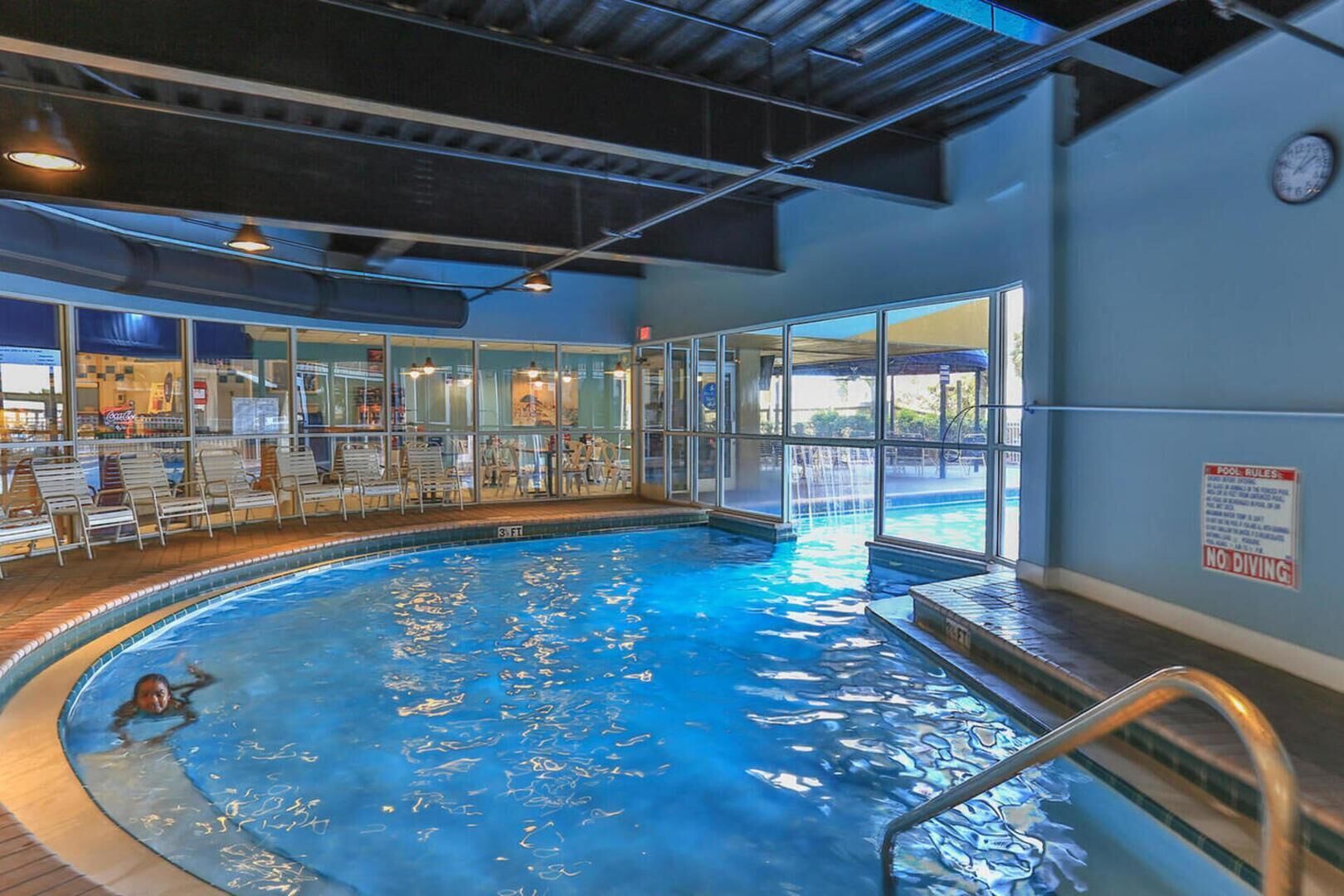 Apartment, 1 King-Bett und Schlafsofa, Strandblick (Pelican Beach 307) | Pool | Innenpool, Außenpool, Liegestühle