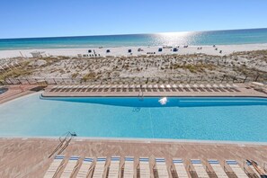 Leilighet, 1 kingsize-seng med sovesofa, strandutsikt (Pelican Beach 307) | Basseng | Innendørsbasseng, utendørsbasseng og solsenger