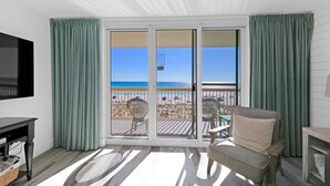 คอนโด, เตียงคิงไซส์ 1 เตียง และโซฟาเบด, วิวชายหาด (Pelican Beach 307) | บริเวณนั่งเล่น