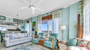 Condo, 1 giường cỡ queen và sofa giường, quang cảnh biển (Leeward Key 1106) | Khu phòng khách