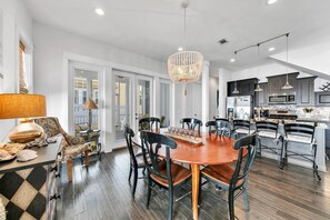 Casa, várias camas (Seagrove Serenity) | Opções para refeição