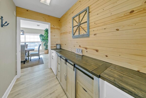 Interior - 5 O'clock Always (Destin)