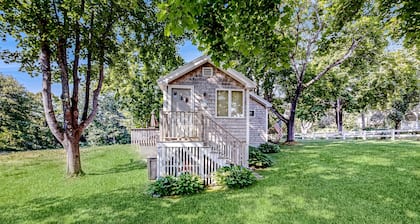 Cute cottage 1 mile from Drakes Island Beach with antique interior