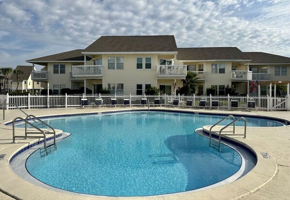 5 outdoor pools, pool loungers