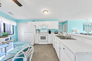 Condo, várias camas (Crystal Village II, unit 18A) | Cozinha privada