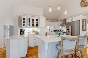 Fridge, microwave, oven, stovetop - Private island house close to trails with kayak, jetted tub, and deck (Edgartown)