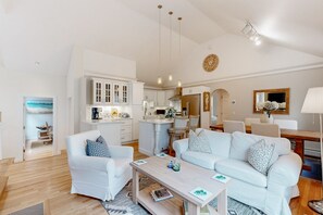 TV - Private island house close to trails with kayak, jetted tub, and deck (Edgartown)