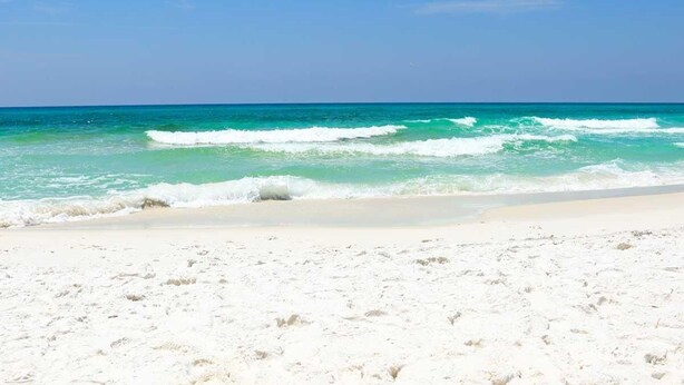 A beach with white sand and turquoise water. - Henderson Haus (Destin)
