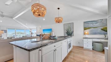 Condo, várias camas (Henderson Haus) | Cozinha privada | Fogão, torradeira