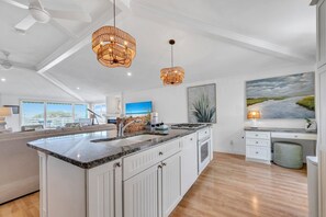 公寓客房, 多張床 (Henderson Haus) | 私人廚房 | 烤箱、烤麵包機