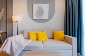 Junior appartement, keuken, uitzicht op oceaan | Woonruimte | Een 49-inch lcd-televisie met digitale zenders