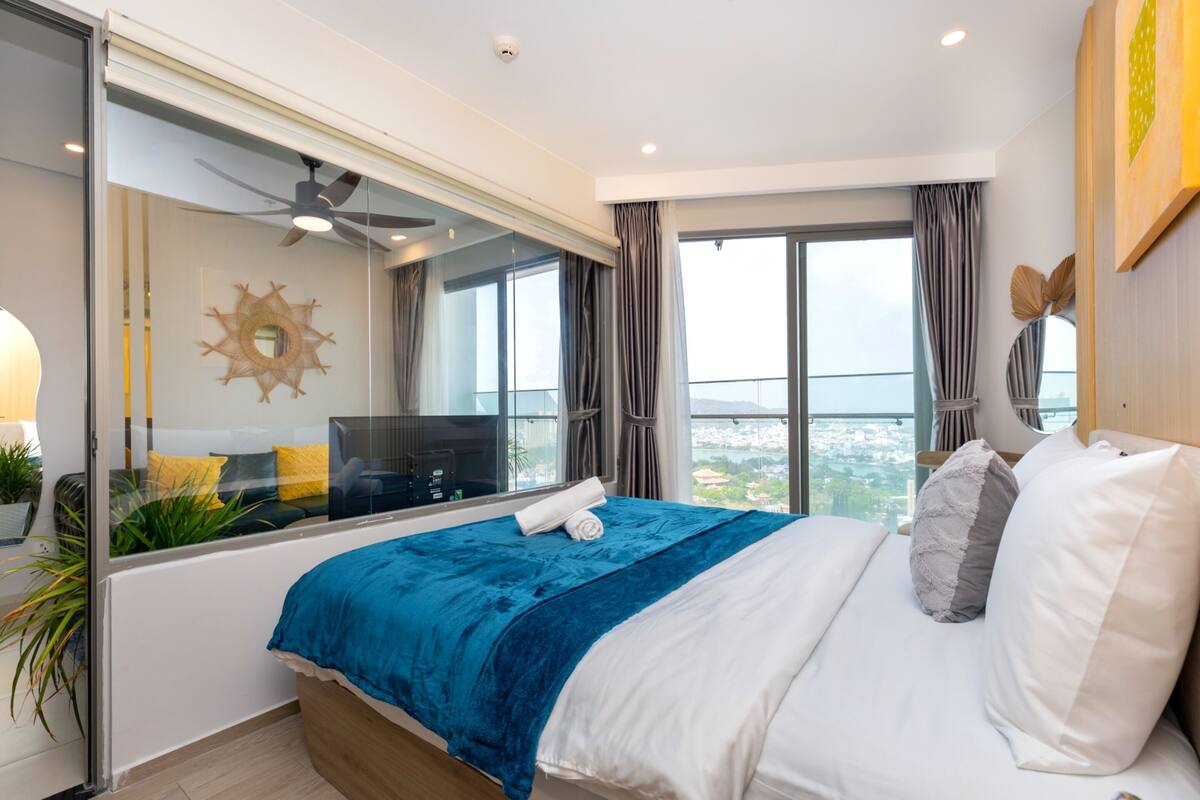Luxury Apartment, Partial Ocean View | Egyptian cotton sheets, premium bedding, Select Comfort beds, minibar