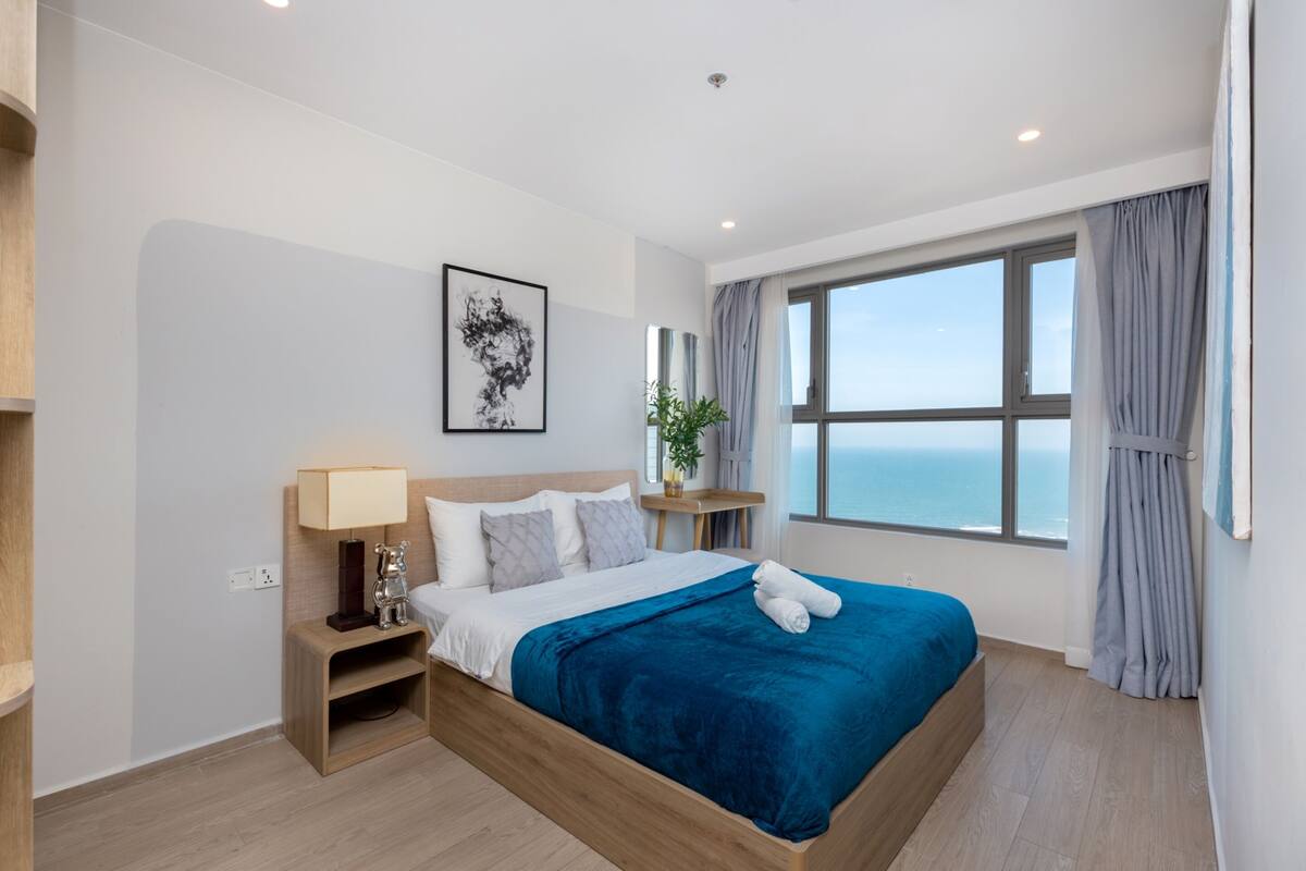 Senior Apartment | Egyptian cotton sheets, premium bedding, Select Comfort beds, minibar