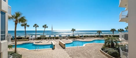 Lejlighed - flere senge (Silver Beach Towers - Penthouse106E) | Pool | 2 udendørs pools, parasoller, liggestole