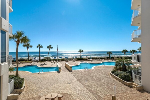 Lejlighed - flere senge (Silver Beach Towers - Penthouse106E) | Pool | 2 udendørs pools, parasoller, liggestole