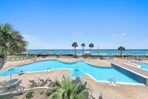 Condo, Plusieurs lits (Silver Beach Towers - Penthouse106E) | Piscine | 2 piscines extérieures, parasols, chaises longues