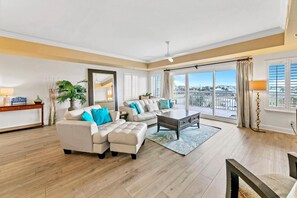 คอนโด, หลายเตียง (Harbor Landing 101B) | บริเวณนั่งเล่น