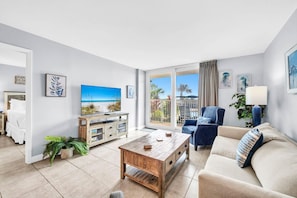 Condo, varias camas (BeachCrest 101) | Área de sala de estar