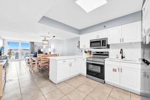 Condo, varias camas (BeachCrest 101) | Cocina privada | Horno